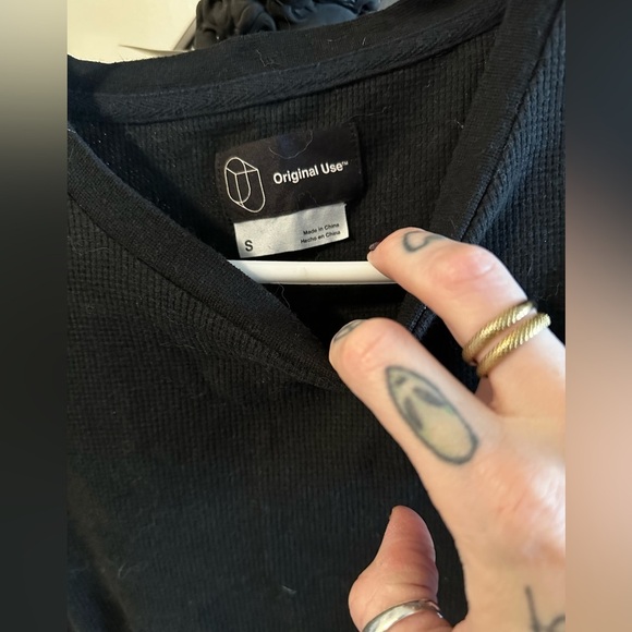 2010s Long Sleeve Thermal with straps at bottom - Picture 6 of 7